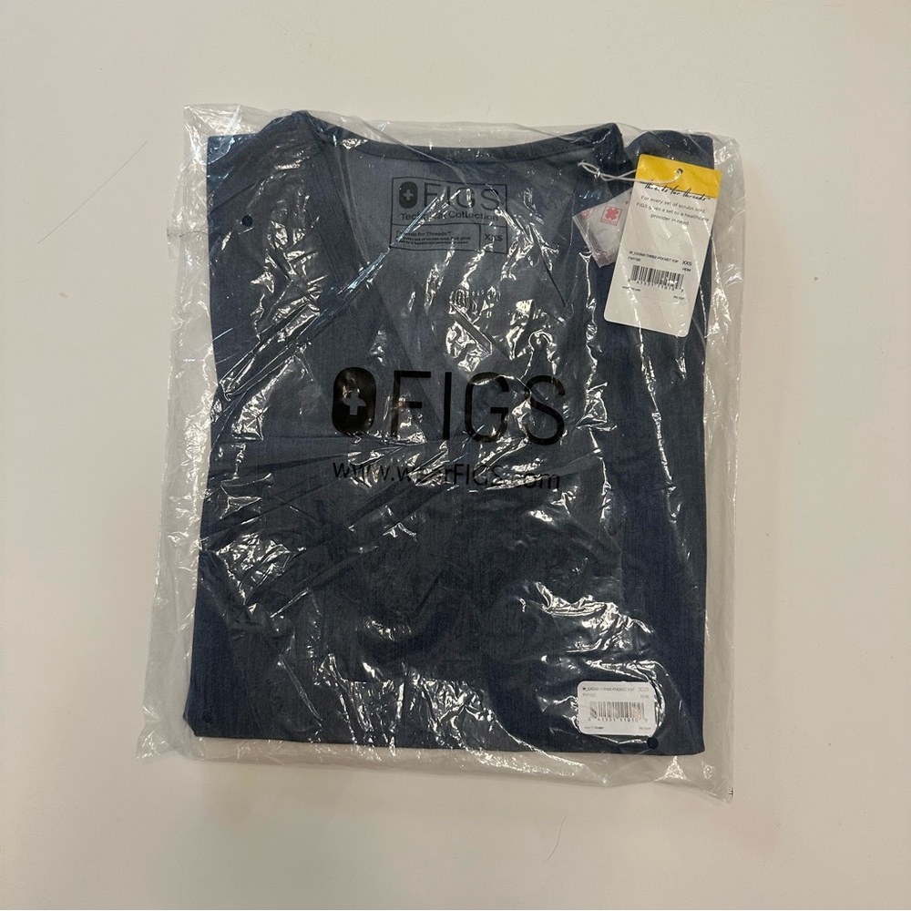 NWTs FIGS XXS Heather Denim Casma Multi Pocket Blue Scrub Top